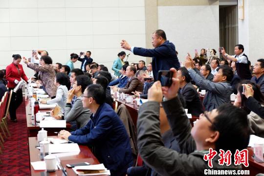 圖為與會嘉賓認(rèn)真聽取專家演講?！±铍h 攝