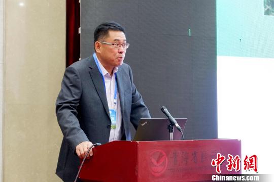 圖為青海省農(nóng)林科學(xué)院副院長、國家大麥青稞產(chǎn)業(yè)技術(shù)體系崗位科學(xué)家遲德釗正在發(fā)言。　李雋 攝