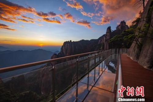  資料圖：霞光映照在三清山棧道玻璃上?！溆榔?攝