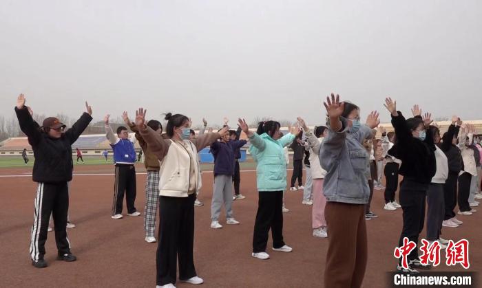 寧夏大學(xué)校園內(nèi)，學(xué)生練習(xí)八段錦。 謝宇 攝